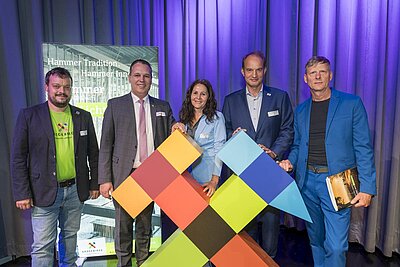 Gruppenbild Beitritt Wirtschaftsinitiative. Von links von links nach Rechts: Jan Kammerl/stellv. GF Wirtschaftsförderung Erzgebirge GmbH, Rico Anton / Landrat Erzgebirgskreis und Sprecher Regionalmanagement Erzgebirge, Dr. Peggy Kreller/ stellv. GF und Projektleiterin Regionalmanagement Erzgebirge, Dr. Robert Krumbach/GF Auerhammer Metallwerk GmbH, Uwe Bauch/ Vorstandsvorsitzender community4you und Initiator Wirtschaftsinitiative für Vielfalt und Toleranz